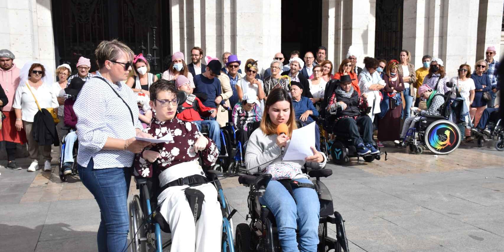 Lectura Manifiesto Día Mundial Parálisis Cerebral Valladolid Rocío Molpeceres y Lucía Puertas
