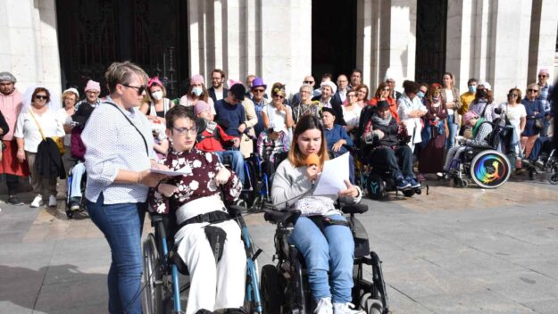 Lectura Manifiesto Día Mundial Parálisis Cerebral Valladolid Rocío Molpeceres y Lucía Puertas